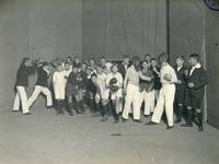 818793 Afbeelding van een scène uit de padvinders revue 'Dat is kras' die werd opgevoerd op 24 december 1924 en op 3 ...